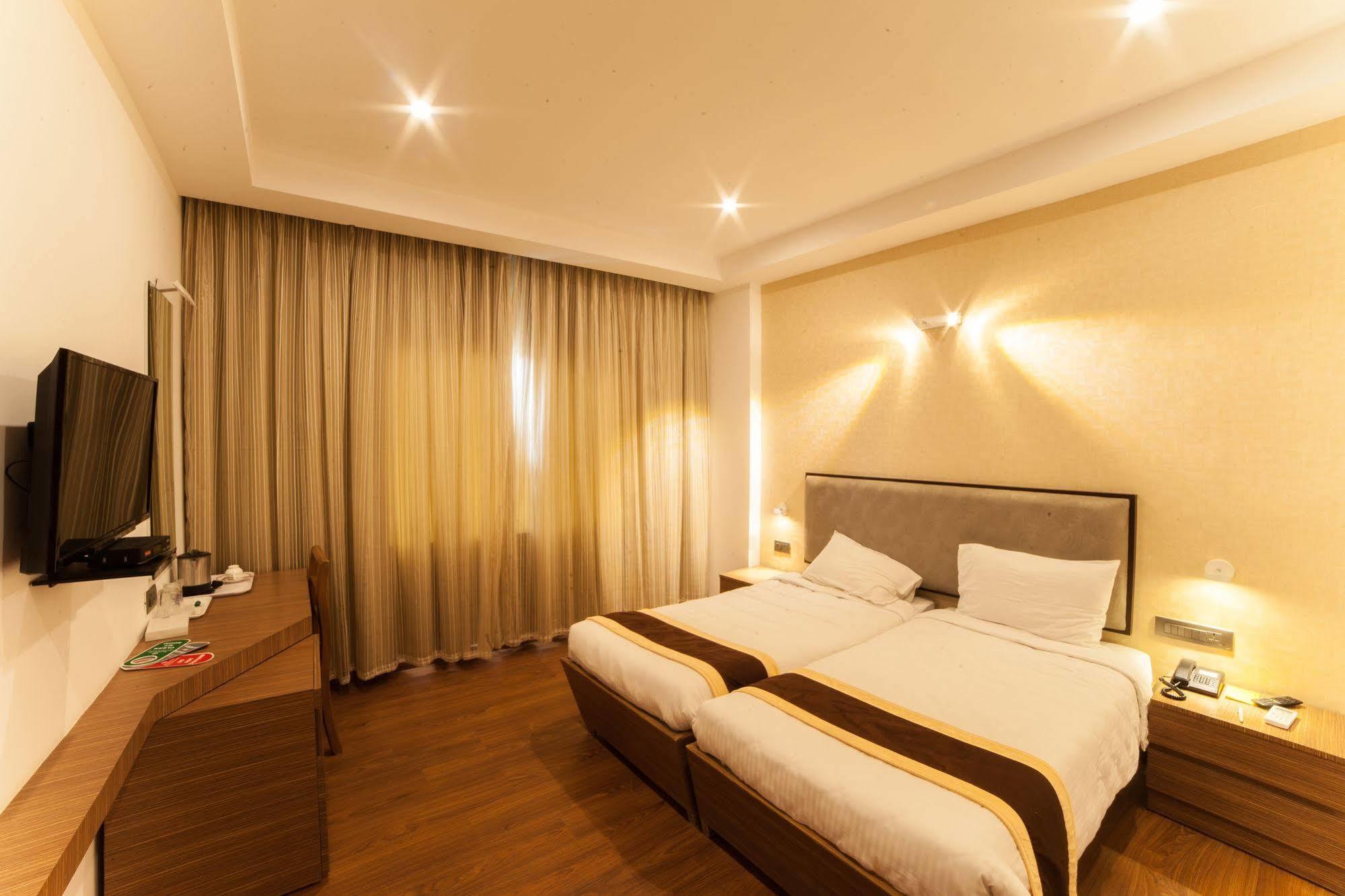 Brownstar Boutique Hotel เชนไน ภายนอก รูปภาพ